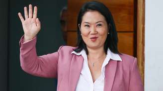 Keiko Fujimori faz saudação ao sair de sua casa no distrito de San Borja, Lima, em 24 de junho de 2026.