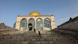 Imagem de ilustração. Crianças palestinas sobem escadas que levam ao Domo da Rocha, no complexo de Al-Aqsa — conhecido pelos judeus como Monte do Templo, na Cidade Velha de Jerusalém — antes do mês sagrado muçulmano do Ramadã, em 17 de fevereiro de 2026.