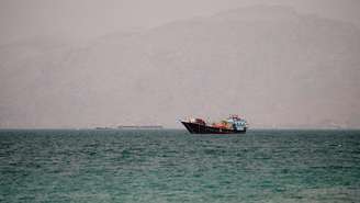 Navios no Estreito de Ormuz, vistos de Musandam, em Omã, em 29 de junho de 2026.