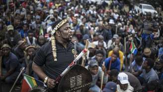 Integrantes do regimento Zulu participam da passeata do movimento "March and March", em Durban, em 30 de junho de 2026.
