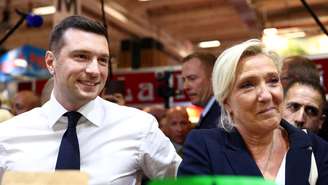 A líder de extrema direita francesa, Marine Le Pen, e o presidente do Reunião Nacional (RN), Jordan Bardella, no Salão da Agricultura de Paris, em 26 de fevereiro de 2026.