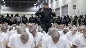 Supostos integrantes do Tren de Aragua ao chegarem em Centro de Confinamento Terrorista (Cecot), em Tecoluca, El Salvador, em imagem distribuída pela presidência de El Salvador, em 16 de março de 2025.