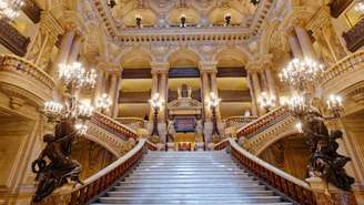 Escadarias da Ópera Garnier de Paris.