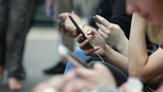 O celular segue como o principal equipamento para acessar a internet