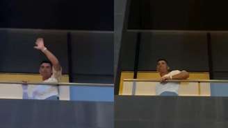 Cristiano Ronaldo acena para torcedores da janela do hotel em Toronto 