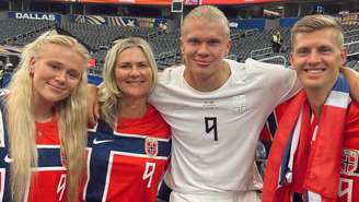 Da esquerda para direira, irmã do meio Gabrielle Braut Haaland, 28 anos, Gry Marita Braut, mãe, Erling Haaland, 25, e Astor Haaland, 31
