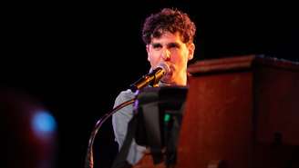 Adam Weiner em apresentação do Low Cut Connie