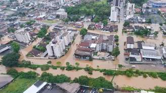 A frente fria que atua sobre Santa Catarina mantém o tempo instável e provoca temporais em parte do estado