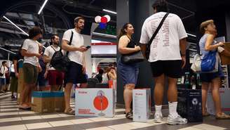 Antes do início da onda de calor, as pessoas já faziam filas para comprar ventiladores ou aparelhos de ar-condicionado (foto de 23 de junho de 2026). Mas desde que uma nova alta de temperatura foi anunciada, as lojas se tornaram palco do confusão até agressões entre os consumidores em busca desse tipo de equipamento (imagem ilustrativa).
