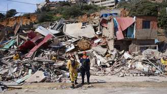 Equipe brasileira trabalhando, a missão brasileira mantém buscas por sobreviventes dos terremotos, reforça atendimento médico em La Guaira e oferece apoio ao processo de reconstrução das áreas atingidas.