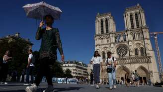 Pessoas passam diante da catedral de Notre dame, em 26 de maio de 2026 (imagem ilustrativa).