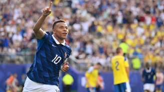 O capitão da seleção francesa, Kylian Mbappé, comemora o terceiro gol na vitória contra a Suécia, em Nova York, em 30 de junho de 2026.
