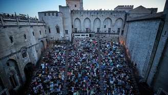 O Palácio dos Papas abriga a cena principal do evento, em Avignon, e é o local onde tradicionalmente será aberta esta 80ª edição do Festival de Teatro de Avignon no sábado, 4 de julho, e também onde ela será encerrada, nas primeiras horas da manhã de 25 de julho de 2026.
