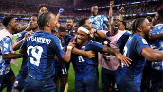 Jogadores de Cabo Verde celebrando a classificação para a fase de mata