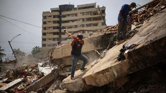 Equipes de socorro continuam as buscas mais de uma semana após duplo terremoto que matou cerca de 3 mil pessoas, segundo balanço divulgado em 4 de julho de 2026.
