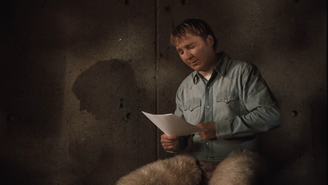 Paul Dano no videoclipe de 'Here', do Mumford & Sons