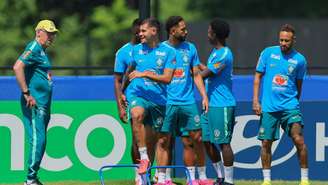O treinador Carlo Ancelotti observa os jogadores durante um treino do Brasil para enfrentar a Noruega neste domingo (5) por uma vaga nas quartas de final da Copa.