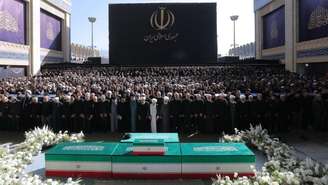 Foto divulgada pelo gabinete do guia supremo do Irã mostra as principais autoridades iranianas participando das orações fúnebres diante dos caixões do aiatolá Ali Khamenei e de membros de sua família, na Grande Mosalla. Teerã, 5 de julho de 2026