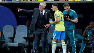 Carlo Ancelotti orienta Martinelli, autor do gol da virada sobre o Japão