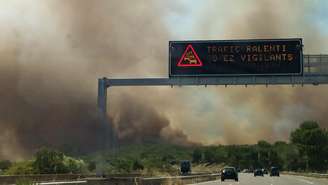 Incêndios próximos a uma rodovia de Ledenon, no sul da França, neste domingo, 5 de julho de 2026.