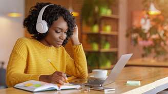 Pesquisas mostram que a resposta depende da tarefa, do tipo de música e até da forma como cada pessoa costuma estudar; entenda