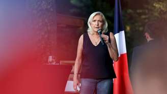 Marine Le Pen dirige-se ao público durante evento organizado pelo RN, em Liévin, norte da França, 4 de julho de 2026.