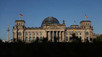 O Bundestag (foto), em Berlim, iniciou o debate sobre o Programa para Recuperação Econômica e Emprego, elaborado pelos dois partidos da coalizão que governa a Alemanha.