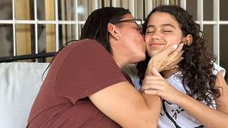 Karina (à esquerda) diz que levará um tempo para se recuperar, mas que sua família seguirá em frente
