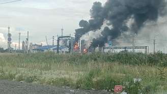 Incêndio na refinaria de petróleo de Omsk após um ataque de drones ucranianos, em 6 de julho de 2026.