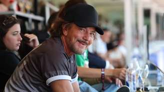 Eddie Vedder, do Pearl Jam, durante partida entre EUA e Bélgica na Copa do Mundo 2026 (Foto: Soobum Im