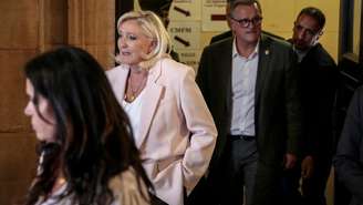 Marine Le Pen chega ao Tribunal acompanhada do prefeito de Perpignan, Louis Aliot, para o pronunciamento do veredicto, em Paris, 7 de julho de 2026.