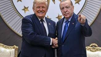 O presidente da Turquia, Recep Tayyip Erdogan (direita), recebe o presidente dos Estados Unidos, Donald Trump, em Ancara, onde participam da cúpula da Otan. Em 7 de julho de 2026.