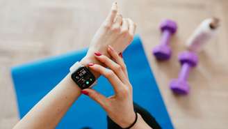 Smartwatches estimulam hábitos saudáveis, mas há riscos para a saúde mental e de erros na leitura das métricas corporais