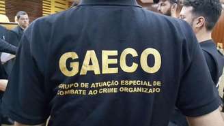 Gaeco investiga suposto direcionamento de contratos, pagamento de propina e ocultação de patrimônio; celulares e documentos foram apreendidos
