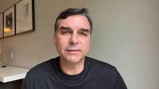 Flávio Bolsonaro faz transmissão ao vivo para falar de audiência no USTR e de busca e apreensão contra o pai, Jair Bolsonaro