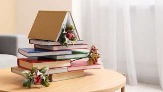 Muito além das estantes, os livros também podem se tornar protagonistas da decoração. Com criatividade, eles ajudam a deixar os ambientes mais acolhedores, funcionais e cheios de personalidade