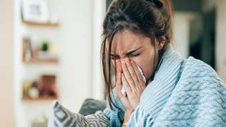 Veja como prevenir doenças respiratórias e alergias no inverno com vacinação, limpeza adequada da casa e ventilação dos ambientes