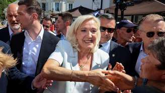 A líder do partido de extrema direita Reunião Nacional, Marine Le Pen, é acolhida por apoiadores em seu primeiro ato como candidata à presidência, ao lado de Jordan Bardella em La Flèche, na França, em 8 de julho de 2026.
