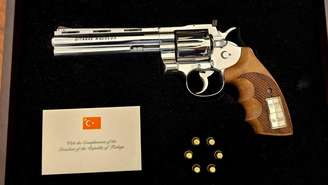 Revólver dado por Erdogan ao líder lituano; Gitanas Nauseda; na cúpula da Otan, fotografado em Vilnius em 9 de julho de 2026.