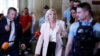 Marine Le Pen deixa o tribunal após o veredicto em seu julgamento de apelação, no qual ela, o partido RN e outros dez réus foram considerados culpados por desviar recursos do Parlamento Europeu. Em Paris, 7 de julho de 2026.