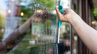 A solução caseira com álcool e vinagre limpa vidros, espelhos e superfícies sem esforço