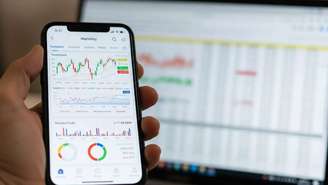 Uma pessoa segurando um telefone com um gráfico