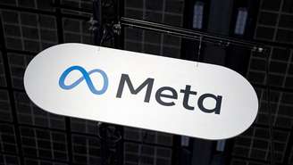 Logotipo da Meta durante a feira Viva Technology, dedicada à inovação e às startups, no centro de exposições Porte de Versailles, em Paris, em 12 de junho de 2025. A União Europeia advertiu a empresa de que poderá aplicar multas elevadas caso o Facebook e o Instagram não alterem recursos considerados viciantes para os usuários