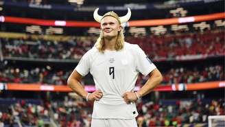 Erling Haaland usando um capacete viking depois da vitória da Noruega contra a Costa do Marfim pela Copa do Mundo 2026 (Foto: Julian Finney