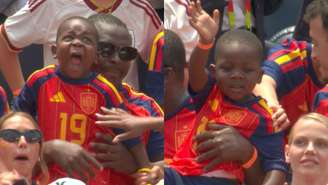 Keyne, irmão caçula de Lamine Yamal, nas arquibancadas durante o jogo entre Espanha e Bélgica