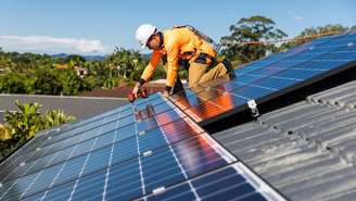 A energia solar residencial cresce no Brasil e já faz parte da rotina de milhares de famílias que buscam economia e sustentabilidade