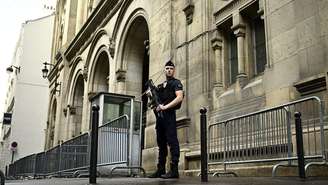 Foto de ilustração. Um policial em frente à uma sinagoga em Paris, em 9 de outubro de 2023.