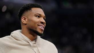 Giannis Antetokounmpo aquecendo antes de partida da NBA contra Brooklyn Nets, em abril de 2026