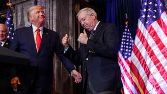 O senador republicano, da Carolina do Sul, Lindsey Graham, ao lado de Donald Trump, em um encontro em Columbia, em 28 de janeiro de 2023.