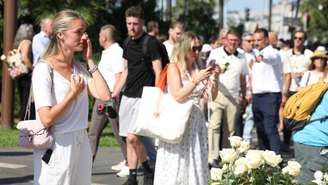 Familiares das vítimas do atentado de 14 de julho de 2016 em Nice prestam homenagem no Théâtre de Verdure, um teatro ao ar livre da cidade, durante uma caminhada pela Promenade des Anglais, em 12 de julho de 2026.
